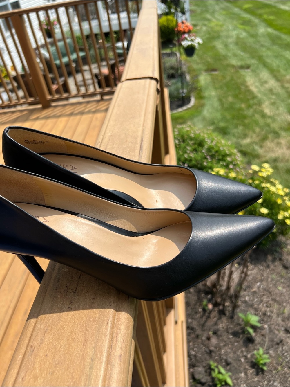 Naturalizer Black Pointed-Toe Leather Pumps